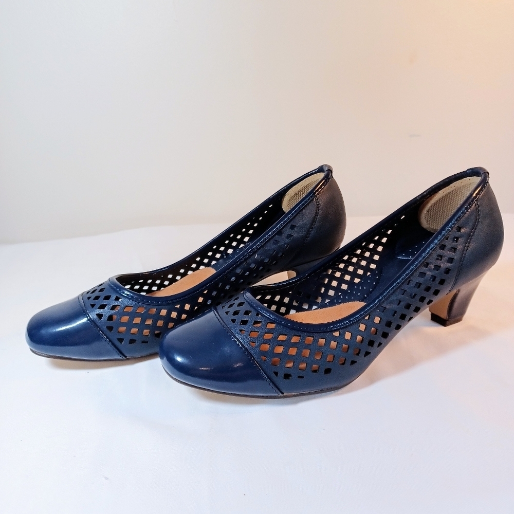 Gabriella Navy Heels - size 6.5